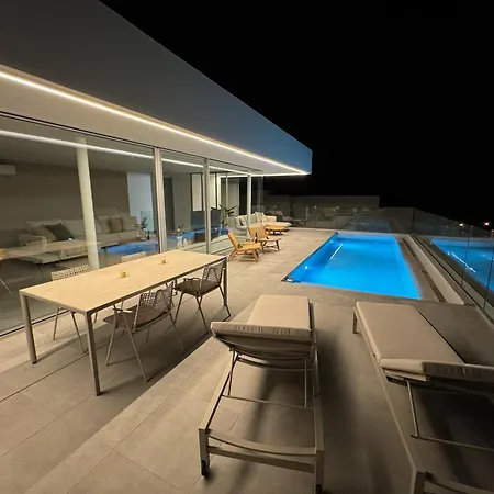 Jan With Heated Pool Адехе