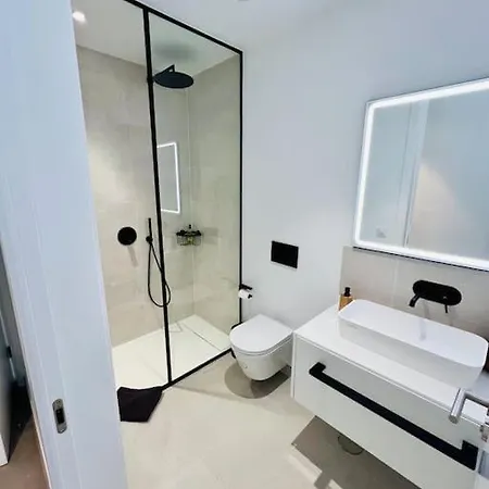 Jan With Heated Pool Адехе